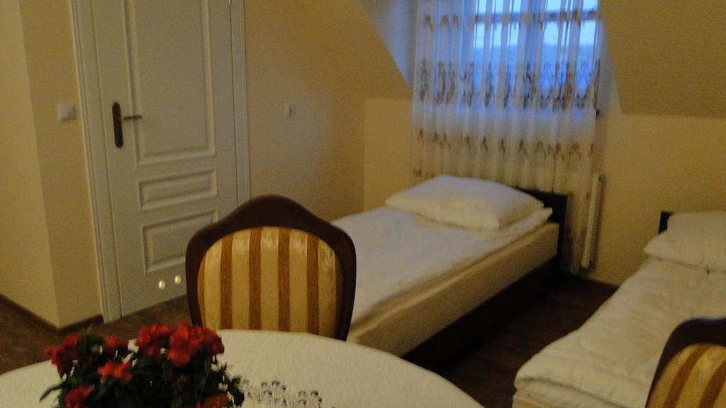 Pokoje Goscinne W Ratuszu Ogrodzieniec Room photo